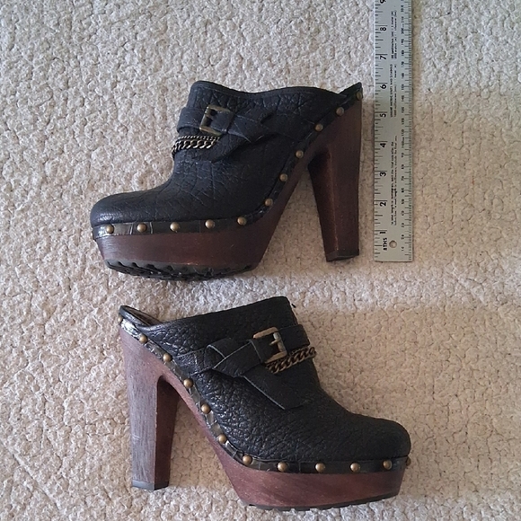 New Sam Edelman Black Leather Clogs with Chain and Buckle - Picture 2 of 5